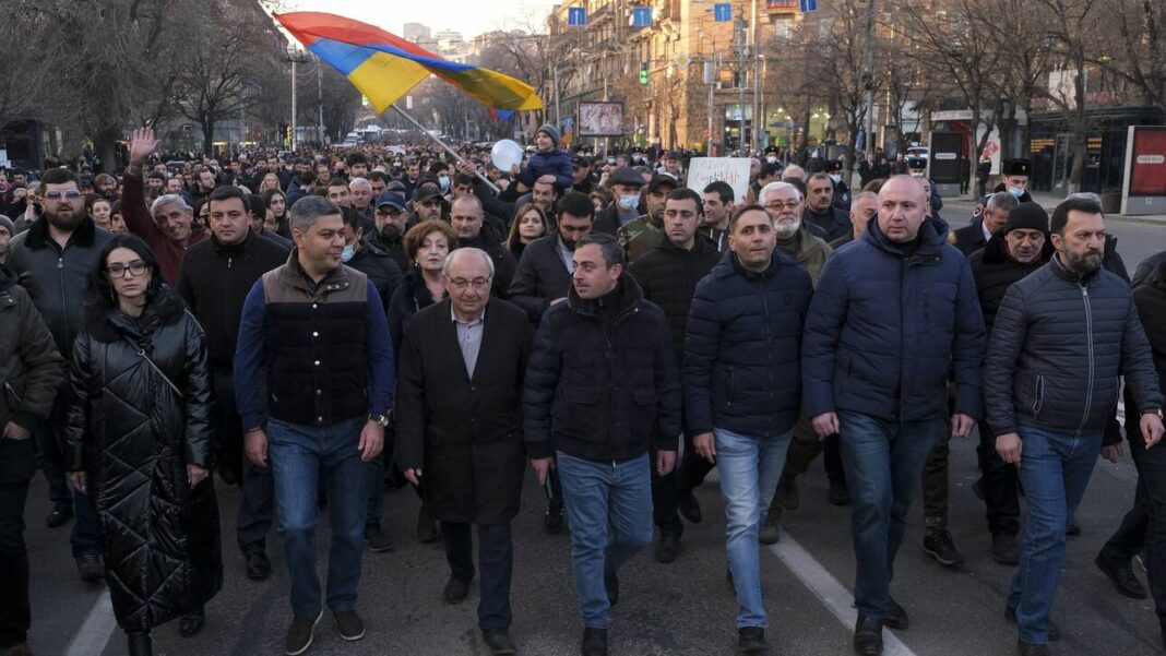 Αρμενία: Εισβολή διαδηλωτών σε κυβερνητικό κτίριο