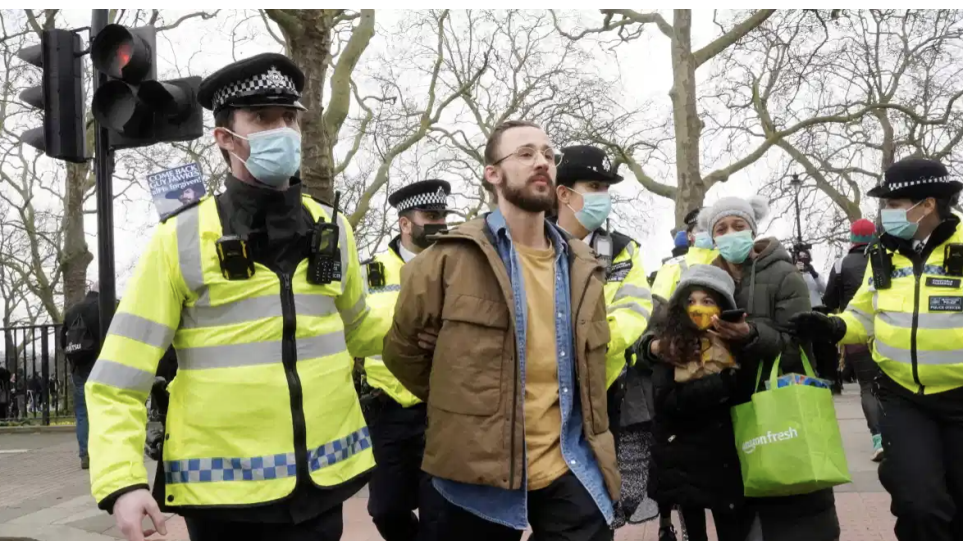 Πανικός στο Λονδίνο: Εκατοντάδες στους δρόμους κατά των μέτρων για την πανδημία