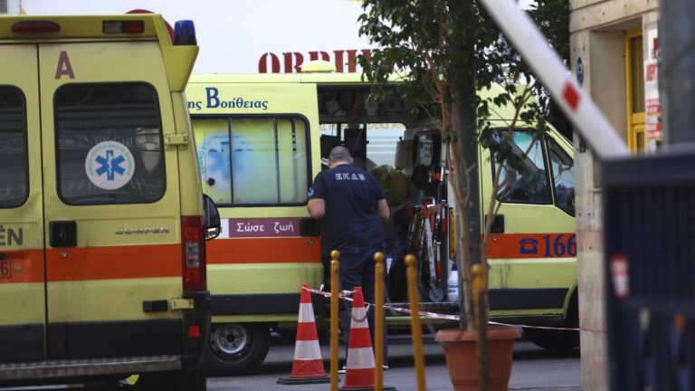 Τροχαίο έξω από τη Βουλή: «Τελείωσε το παιδί μου, θα δώσει τα όργανά του» λέει η μητέρα του