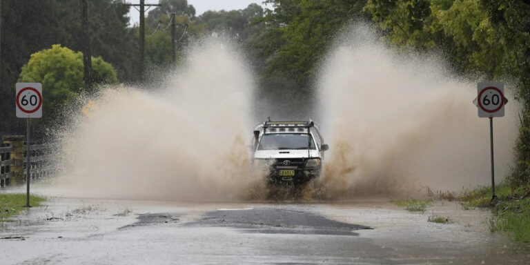 Σε έκτακτη ανάγκη η Αυστραλία: Έρχονται οι χειρότερες πλημμύρες εδώ και δεκαετίες, υπερχείλισε φράγμα
