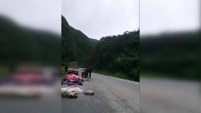 Βολιβία: Τουλάχιστον 20 νεκροί από πτώση λεωφορείου σε χαράδρα