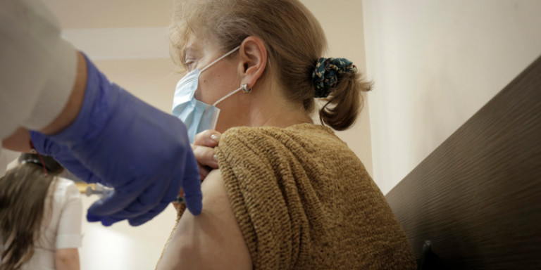 Κορωνοϊός: Οι καθυστερήσεις στις παραδόσεις εμβολίων βγάζει εκτός στόχου τη Σουηδία