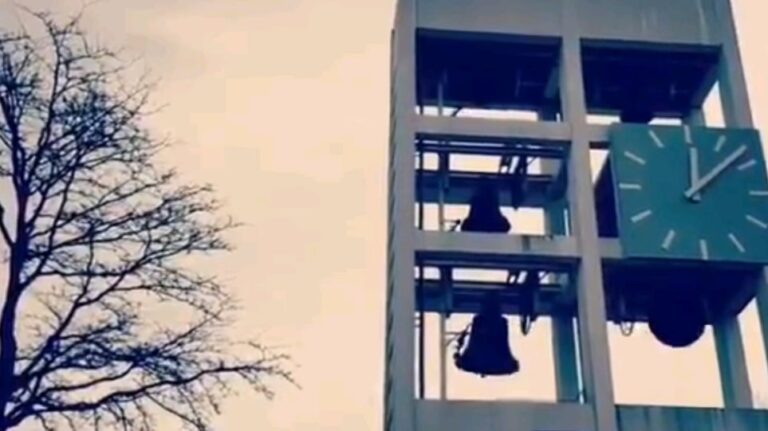 Κορωνοϊός – Ελβετία: Χτύπησαν πένθιμα οι καμπάνες για τη συμπλήρωση ενός έτους από τον πρώτο θάνατο