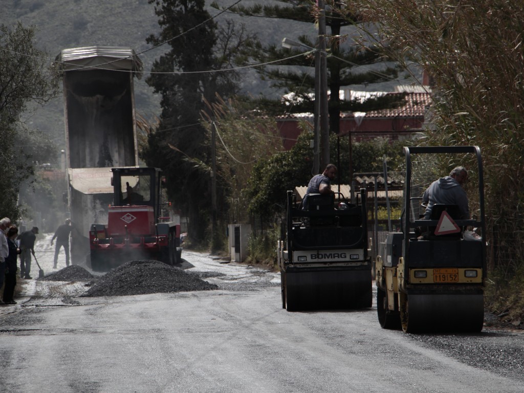 Κρήτη: Συνεχίζονται οι ασφαλτοστρώσεις – Περισσότερα από 60 χλμ σε αστικές και περιαστικές περιοχές