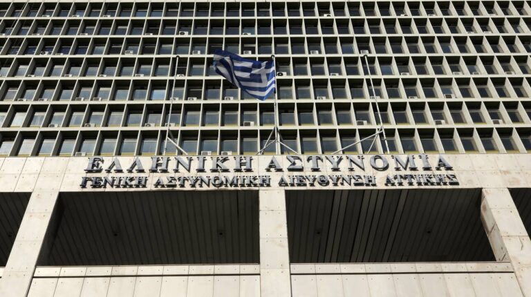ΕΛ.ΑΣ.: ΕΔΕ για περιστατικό απώθησης διαδηλώτριας από άνδρα των ΜΑΤ στο Σύνταγμα