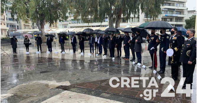 Υπό βροχή και σε κλίμα συγκίνησης τίμησε το Ηράκλειο τα 200 χρόνια από την ελληνική επανάσταση (εικόνες)