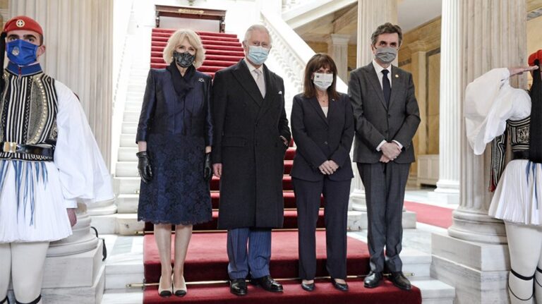 Επιθεώρηση της Προεδρικής Φρουράς από Σακελλαροπούλου και πρίγκιπα Κάρολο