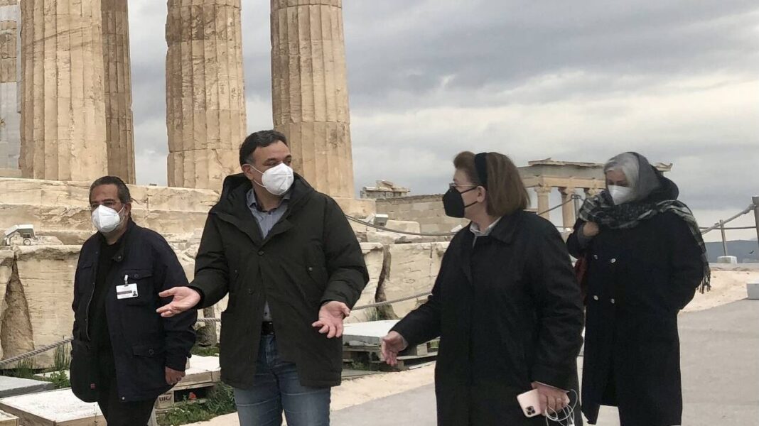 «Αυτοψία» Μενδώνη στην Ακρόπολη εν όψει της επαναλειτουργίας αρχαιολογικών χώρων