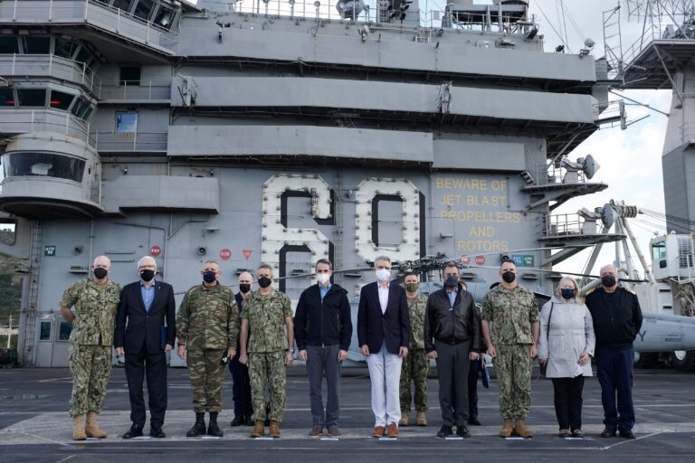 Στο αεροπλανοφόρο Αϊζενχάουερ ο Κυριάκος Μητσοτάκης (εικόνες)