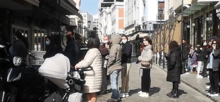Ουρές και συνωστισμός για μια… μερίδα μπακαλιάρο