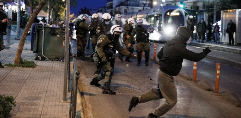 Μαρτυρίες κατοίκων για τα γεγονότα στη Νέα Σμύρνη: Ετσι ξεκίνησαν τα επεισόδια