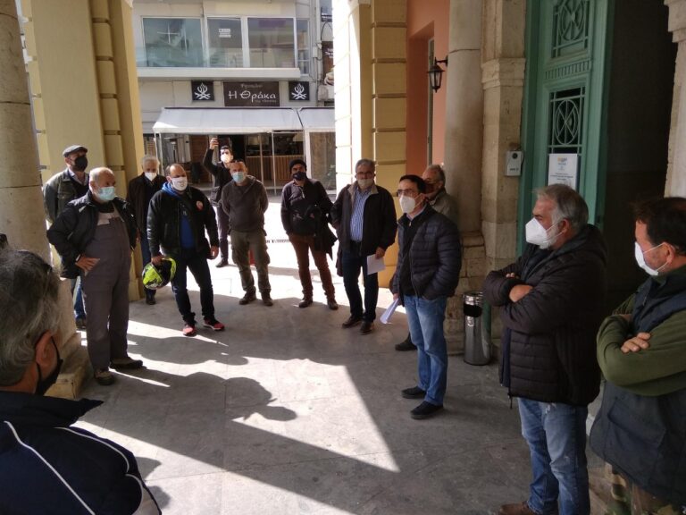 Παράσταση διαμαρτυρίας στην Περιφέρεια από φορείς και σωματεία του Ηρακλείου