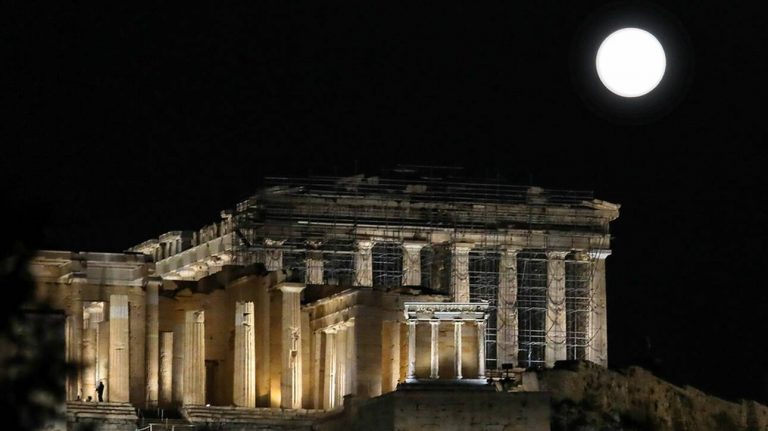 Πανσέληνος των σκουληκιών: Εντυπωσιακές εικόνες με φόντο την Ακρόπολη