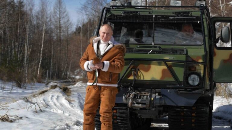 Πούτιν: Με στρατιωτικό όχημα παντός εδάφους στη χιονισμένη τάιγκα της Σιβηρίας