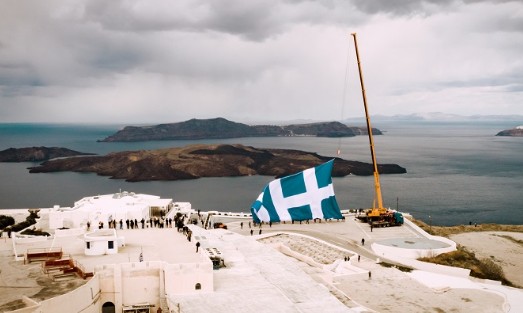 25η Μαρτίου: «Ατύχημα» με τη γιγάντια σημαία – Τα μποφόρ δεν άφησαν να υψωθεί