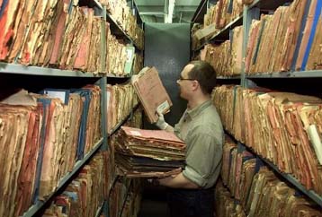 DW: Τέλος εποχής για τα αρχεία της Στάζι – Εκατομμύρια οι αιτήσεις για πρόσβαση στους φακέλους