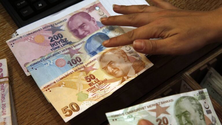 Νέα πτώση της Τουρκικής λίρας μετά την απόλυση και του υποδιοικητή της Κεντρικής Τράπεζας