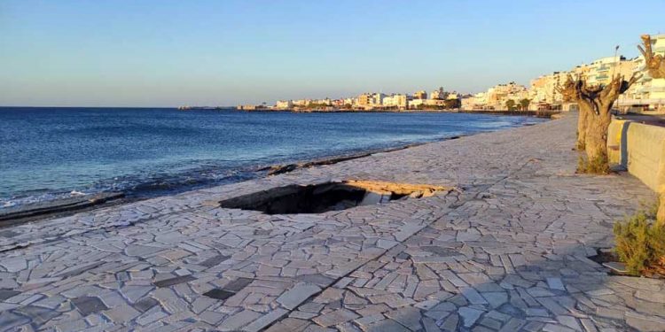 Κρήτη: Υποχώρησε μεγάλο τμήμα του παραλιακού πεζόδρομου (εικόνες)