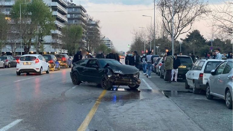 Σφοδρή σύγκρουση ΙΧ με παρκαρισμένα αυτοκίνητα στην παραλιακή