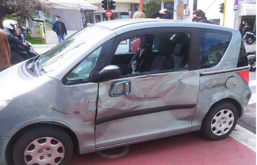Τροχαίο στην Κρήτη: Φορτηγό παρέσυρε αυτοκίνητο στο κέντρο της πόλης (εικόνες)