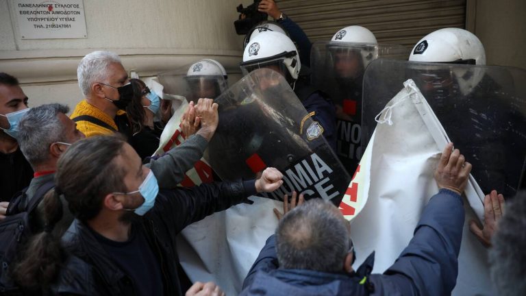 Υπoυργείο Υγείας: Ένταση και χημικά μεταξύ εργαζομένων στα νοσοκομεία και ΜΑΤ