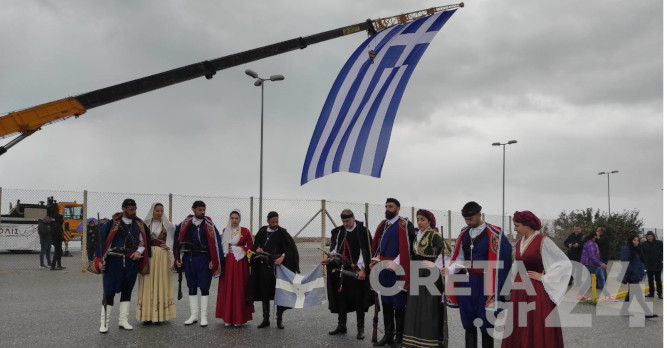 Κρήτη: Γαλανόλευκη σημαία – γίγας στόλισε την πόλη