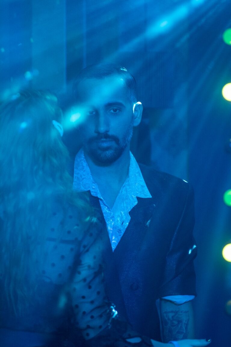 Battle of the Couples: Ο Κυριάκος ψάχνει τον «αρουραίο» κάτω από τη ντισκομπάλα και τα φωτορυθμικά