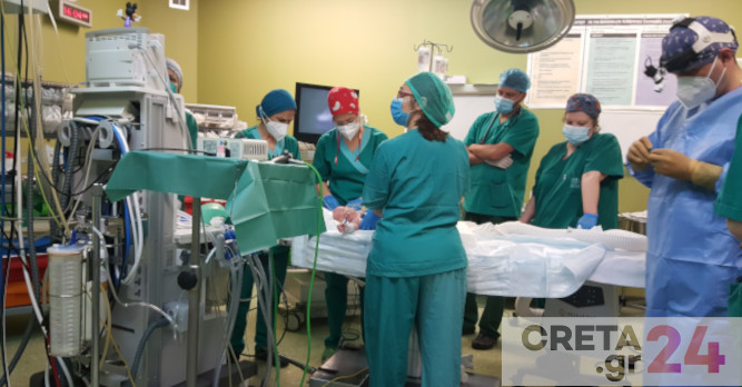 Ηράκλειο: Τιτάνια προσπάθεια από μια μεγάλη ομάδα γιατρών για να σωθεί βρέφος (εικόνες)