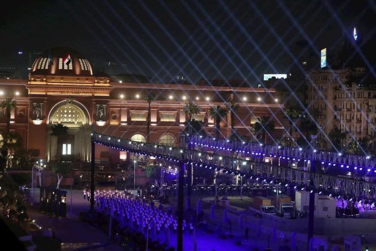 Fake εθνικοί μύθοι και αληθινοί