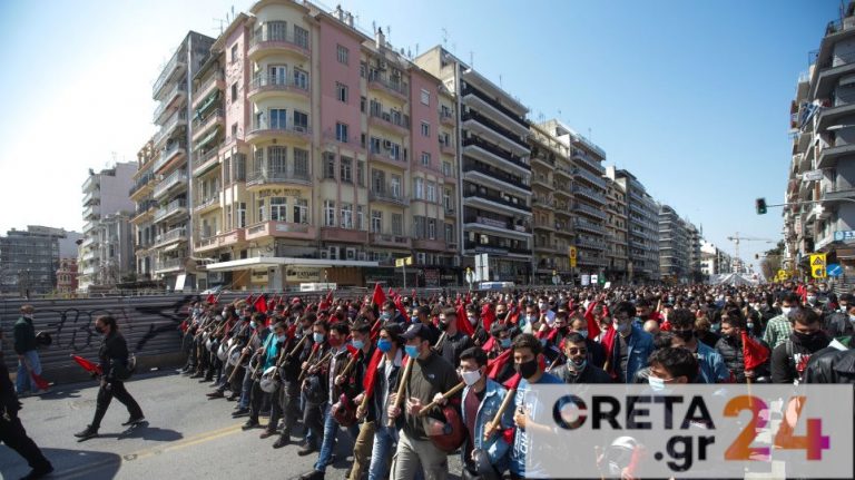 Έληξε η κατάληψη στο ΑΠΘ – Με… πυρσούς και πυροτεχνήματα έφυγαν οι φοιτητές