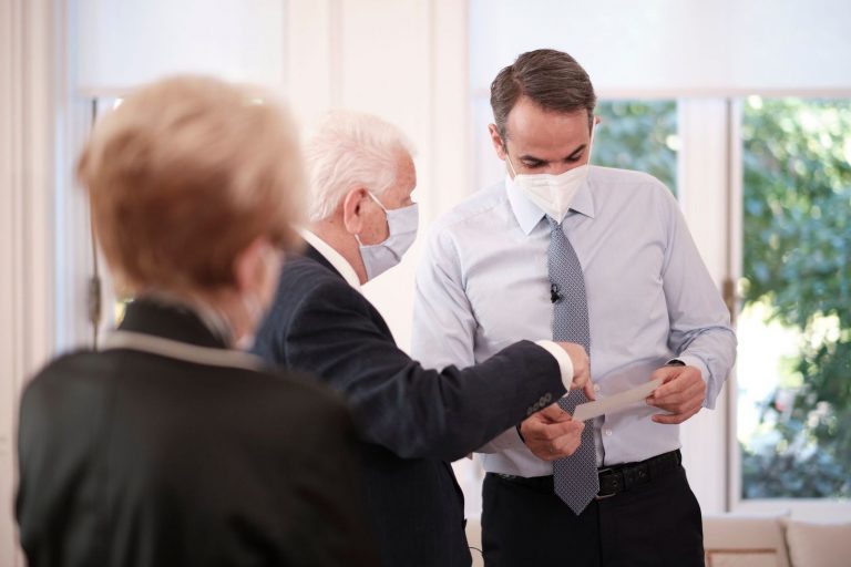 Μητσοτάκης: Έκκληση υπέρ του εμβολιασμού – Τι συζήτησε με πολίτες 64-93 ετών που εμβολιάστηκαν