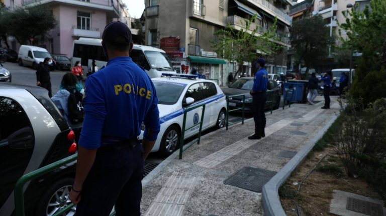 Κορωνοϊός: Επιχείρηση της αστυνομίας στην πλατεία Βεάκη