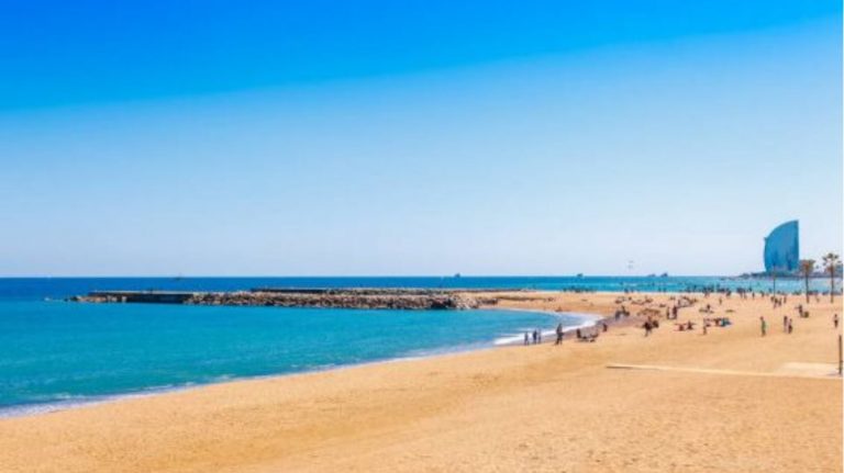Πάρτι με δεκάδες συμμετέχοντες, που αψήφησαν τους περιορισμούς, σε παραλία