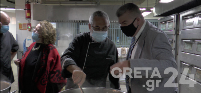 Κρήτη: Ο σεφ Γιάννης Αποστολάκης και στελέχη του ΜΑΙΧ μαγείρεψαν για τους κρατούμενους των φυλακών