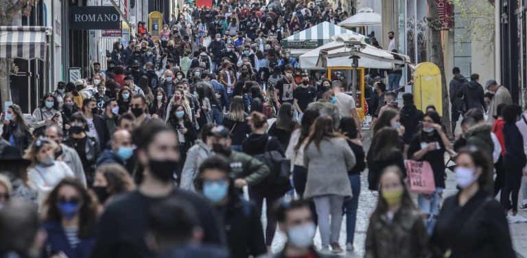 Λαοθάλασσα στην Ερμού για ψώνια -Οι Αθηναίοι ξεχύθηκαν στα καταστήματα, αντί στις παραλίες