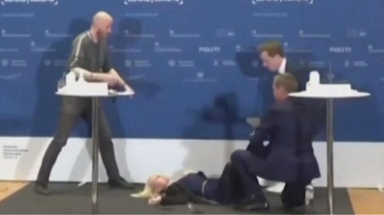 Αξιωματούχος λιποθύμησε κατά τη διάρκεια live ενημέρωσης για το εμβόλιο της AstraZeneca