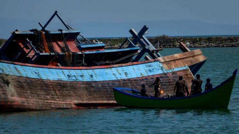Ινδονησία: 17 αγνοούμενοι σε ανατροπή σκάφους μετά από σύγκρουση με φορτηγό πλοίο