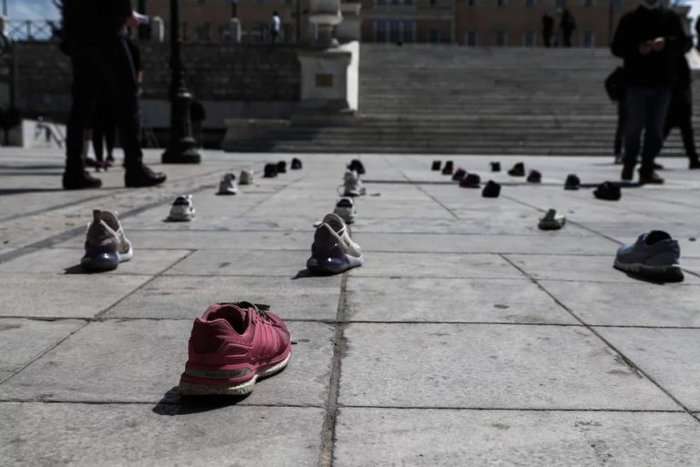 Διαμαρτυρία για τα κλειστά γυμναστήρια – Γέμισαν με αθλητικά παπούτσια την πλατεία
