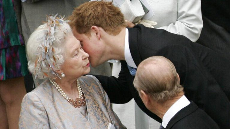 Ο πρίγκιπας Χάρι εξήρε τον Φίλιππο για την «αφοσίωση στη γιαγιά», βασίλισσα Ελισάβετ