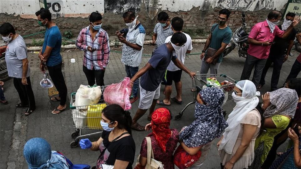 Κορωνοϊός – Ινδία: «Ακραίο» ρεκόρ με περισσότερες από 200.000 μολύνσεις – 1.038 θάνατοι σε μία μέρα