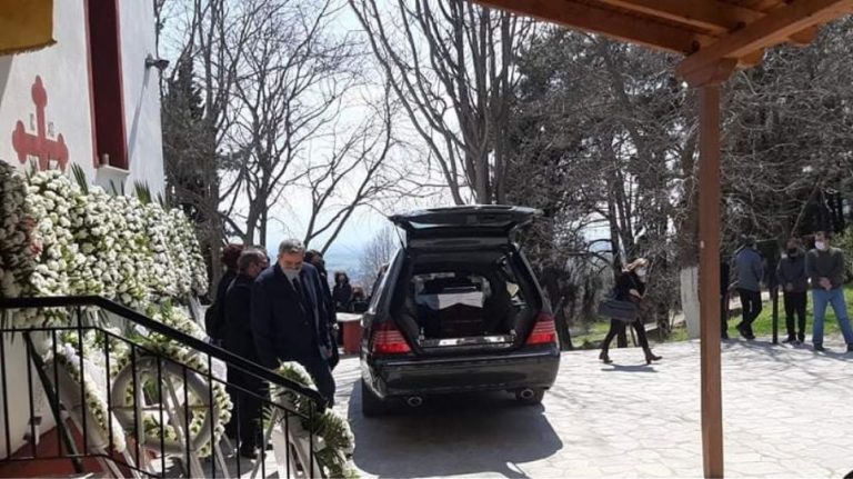 Γιώργος Καραϊβάζ: Ανείπωτη θλίψη στην κηδεία του δημοσιογράφου