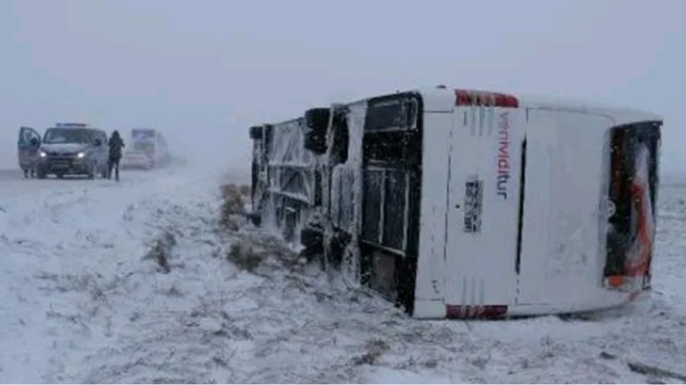 Τουρκία: Δυστύχημα σε ανατροπή τουριστικού λεωφορείου – Ένας νεκρός και 26 τραυματίες