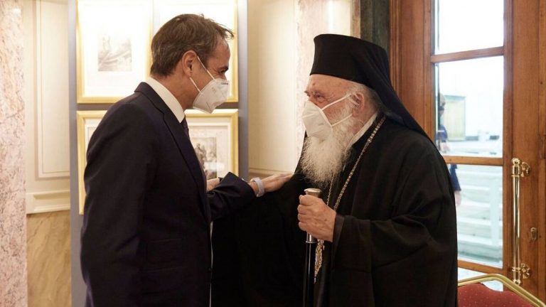 Συνομιλία Μητσοτάκη – Ιερώνυμου για τη λειτουργία των ναών το Πάσχα