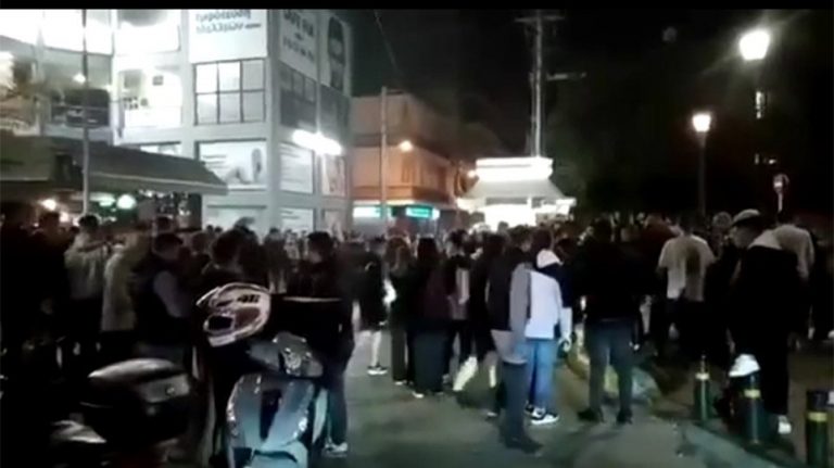 Βίντεο: Συνωστίζονται, πίνουν κοκτέιλ και …ντριφτάρουν!