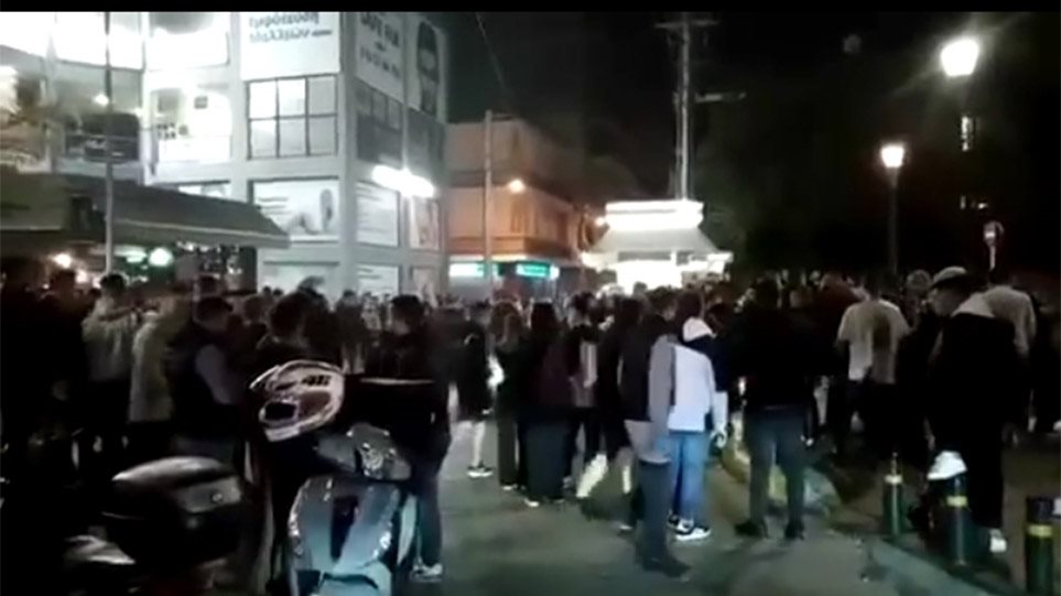 Βίντεο: Συνωστίζονται, πίνουν κοκτέιλ και …ντριφτάρουν!
