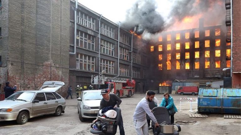 Ρωσία: Μεγάλη φωτιά σε εργοστάσιο στην Αγία Πετρούπολη – Νεκρός ένας πυροσβέστης