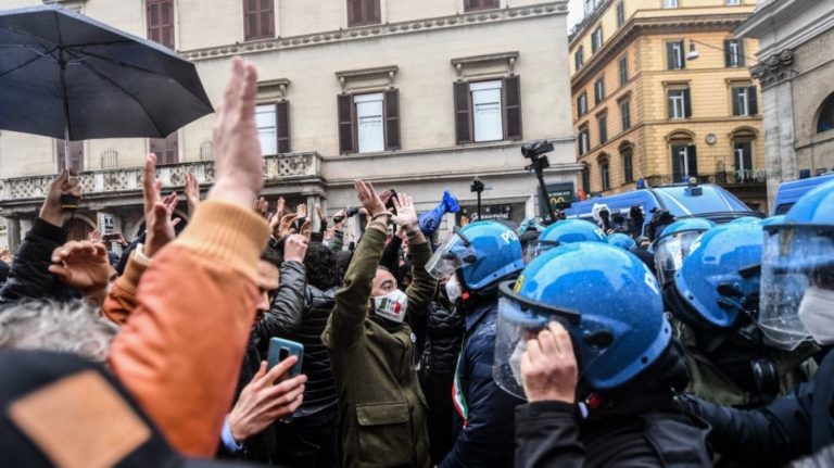 Επεισόδια σε διαδήλωση για το άνοιγμα των εμπορικών επιχειρήσεων στη Ρώμη