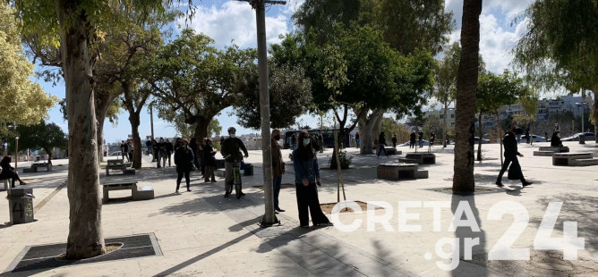 Συρρέουν στην Πλατεία Ελευθερίας για rapid tests οι Ηρακλειώτες – Πόσα κρούσματα κορωνοϊού εντοπίστηκαν σήμερα