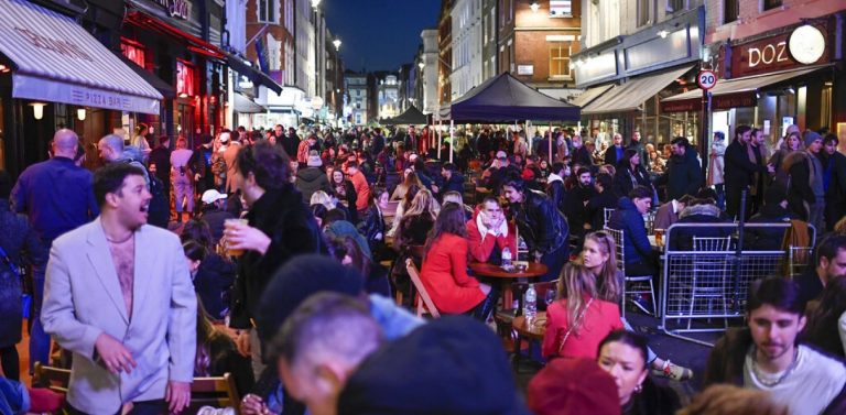 Βρετανία: Πλημμύρισαν παμπ και μπυραρίες με την άρση του lockdown