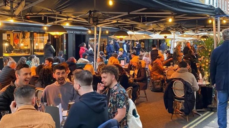 Βρετανία: Πάρτι για δεύτερη μέρα στους δρόμους του Λονδίνου